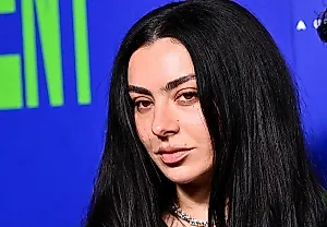 БратВейв умер, да здравствует рок: Шарли XCX позвала фанатов на разговор по душам