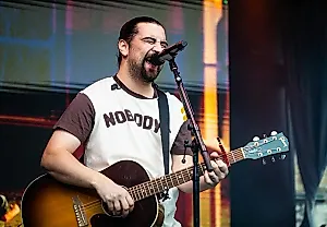 Noah Kahan взял вершину британского чарта: «The Great Divide» стартует с первого места