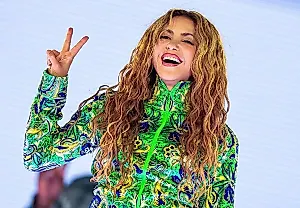 Shakira собирает 2 миллиона на песке Рио: магия, под которую плакать уже нельзя