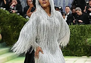 Теяна Тейлор шокирует Met Gala в загадочном платье Tom Ford