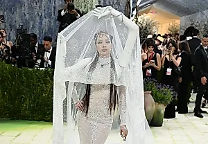 Лиса из BLACKPINK на Met Gala 2026 — четыре руки и ни одной свободной