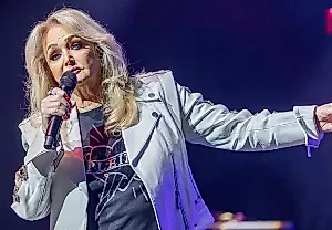 Бонни Тайлер попала на операционный стол в Португалии