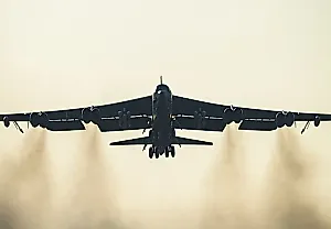 B-52 получает новую жизнь: бомбардировщик-ветеран близок к 100-летию