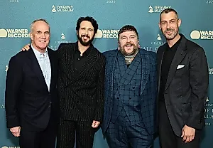 Warner Records вручили награду «Зал славы Грэмми» за вклад в музыку