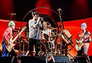 Red Hot Chili Peppers продали каталог Warner за $300 млн