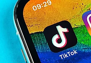 TikTok ограничил функцию AI-саммари после провала с нелепыми описаниями