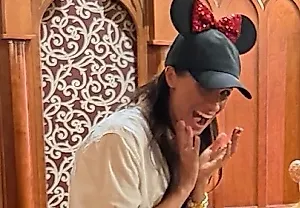 Меган Маркл в белой рубашке — и Disney тут как тут