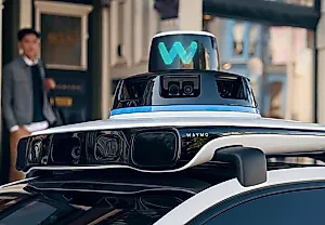 Waymo отзывает 4000 роботакси после курьезной аварии на затопленной дороге