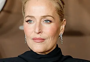 So We're All Obsessed With Gillian Anderson's Big, Fluffy Curls, Right?