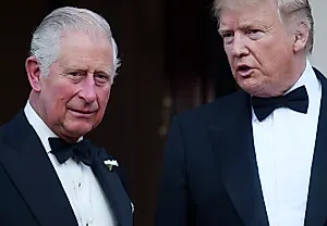 Королевские игрища: Трамп получил «невиданный» свиток от Чарльза