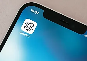 OpenAI откатывает обновление, сделавшее ChatGPT подлизывателем