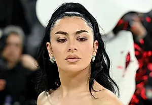 Charli XCX переключается на гитарный драйв — реакция фанатов в огне