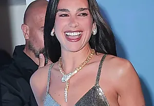 Дуа Липа меняет Versace на блеск
