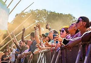 Музыкальный уикенд в Дарвине: BASSINTHEGRASS 2026 взорвал пляж