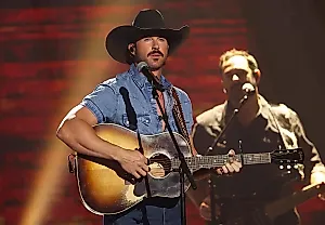 Riley Green на ACM Awards: Шляпа, деним и медленные баллады