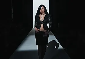 Charli XCX отправилась в ад по модному подиуму в клипе SS26