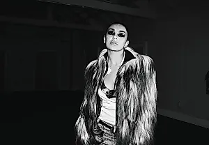 Charli XCX показала новый клип «SS26»: Париж, подиум, апокалипсис и самоирония