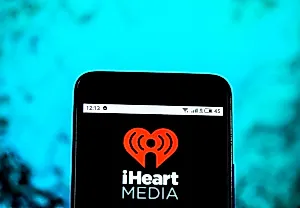Радио в заложниках у кризиса: iHeartMedia поднимает, Cumulus медленно тонет в 2024 году