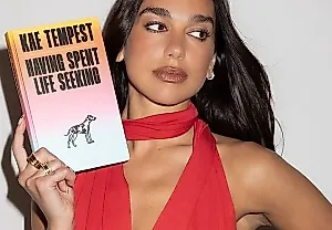 Dua Lipa одобрила клубнично-красный и деним будущего