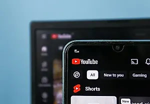 YouTube повысит уровень маркировки ИИ-контента — но не для детей