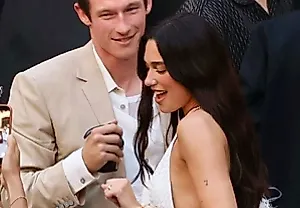 Dua Lipa превращает сумку Bottega Veneta в платье для свадебной вечеринки