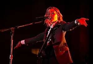 Phoebe Bridgers устроила настоящий смартфонопад