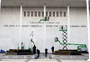 Персональная ревизия: Центр Кеннеди очищают от "Трампа"