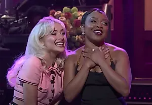 Коротышки объединяются на SNL: ода Сабрины Карпентер и Квинты Брунсон