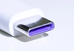 Почему некоторые USB-порты фиолетовые (и почему их редко продают в США)