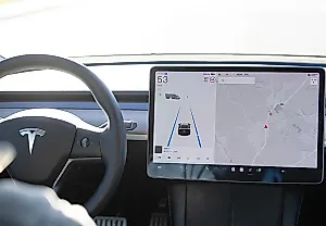 Tesla на автопилоте врезалась в дом в Техасе и убила человека