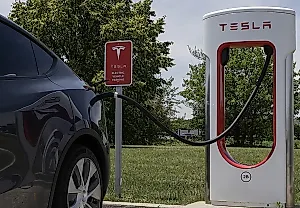 Семья подает в суд из-за гибели в аварии с Tesla в Техасе