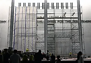 Судья требует объяснений по поводу брезента на фасаде Kennedy Center