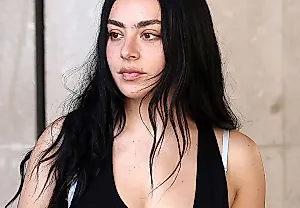 Charli XCX и её чёрное платье Gucci с яркими туфлями цвета «Барби»