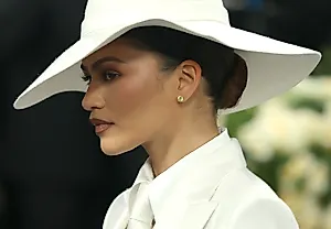 Секреты утреннего наряда Зендаи после Met Gala: дождливый день и стильный каприз