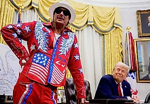 Как Kid Rock оказался в закулисье "главного шоу земли" рядом с Трампом