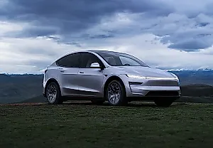 Tesla Model Y L с шестью сиденьями и ценой $62 000 теперь в США