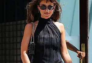 Маленькое чёрное платье Dakota Johnson признано «лучшим гостевым нарядом» на свадьбе Тейлор Свифт и Трэвиса Келса