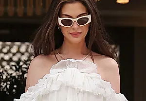 Летний образ Энн Хэтэуэй: Chanel, беременность и белое платье