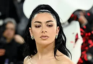 Charli xcx устраивает глобальные вечеринки-прослушивания альбома