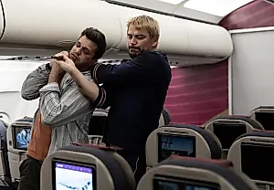 Бой или Побег: Пижамный Джош Хартнетт против Убийц на Самолете