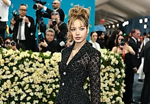 ЛИСА из BLACKPINK и загадка с нижним бельем Розы Паркс на Мет Гала 2025