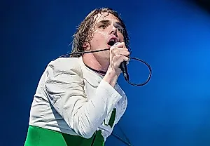 My Chemical Romance закатывают диджей-вечеринку: Герард Уэй закрыл сет абсурдным треком