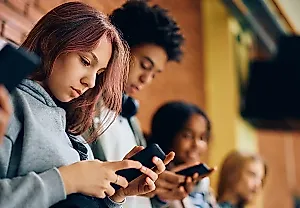 Школьные запреты на смартфоны не улучшают психику — исследование
