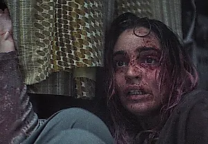 Я посмотрел нашумевший фильм "Evil Dead Burn", но ужастик слишком зацикливается на крови и совершенно забывает о сюжете, который обычно делает эту франшизу интересной. Фильм рассчитывает, что зрителя впечатлят только кровавые сцены, но классическую и