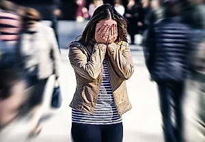 Люди идут прямо на меня: исследование о восприятии тревожными