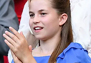 Принцесса Шарлотта поменяла маникюр на летний тренд