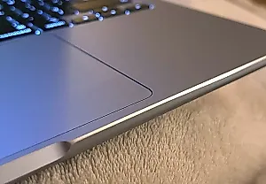 Пользователи Apple стачивают острые углы MacBook ради комфорта
