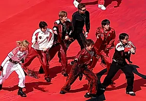 BTS и IShowSpeed встретились на финале ЧМ-2026: фанбойство, сальто и знаменитая «Dynamite»