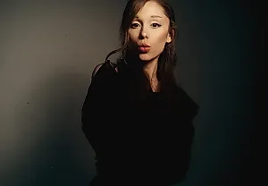 Ариана Гранде триумфально возвращается с новым альбомом «Petal»