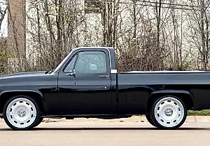 Старый пикап с новыми поворотами: Chevrolet C10 Silverado 1984 года